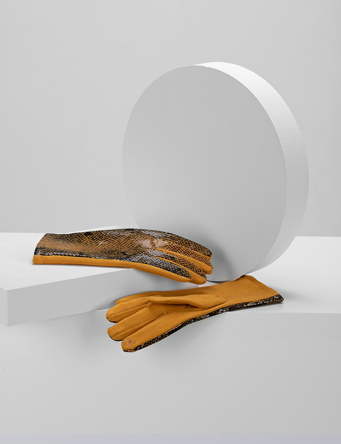 Musztardowe rękawiczki z motywem wężowej skórki