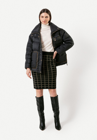 Puchowa kurtka ze złotymi elementami