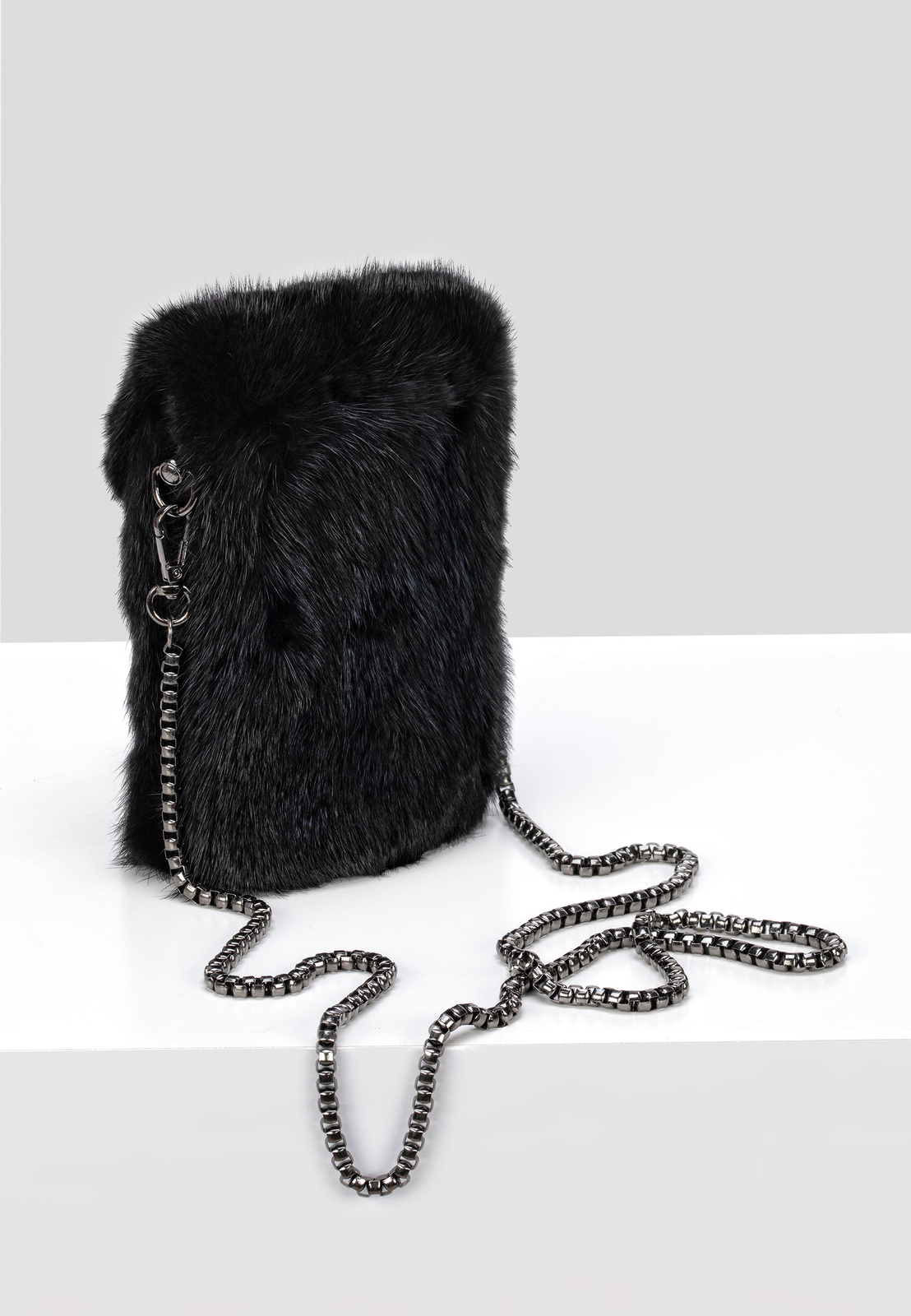 Czarna torebka etui z naturalnego futra