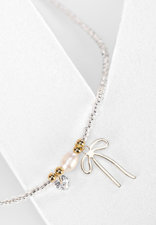 Naszyjnik z koralików z delikatną zawieszką