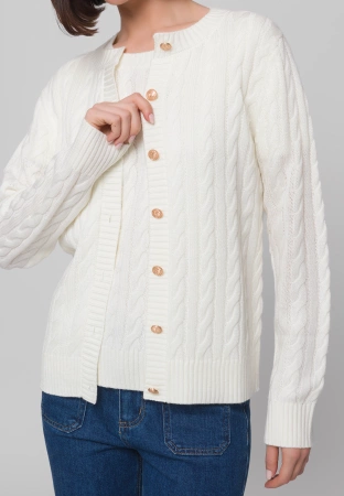 Ecru kardigan w warkoczowy splot