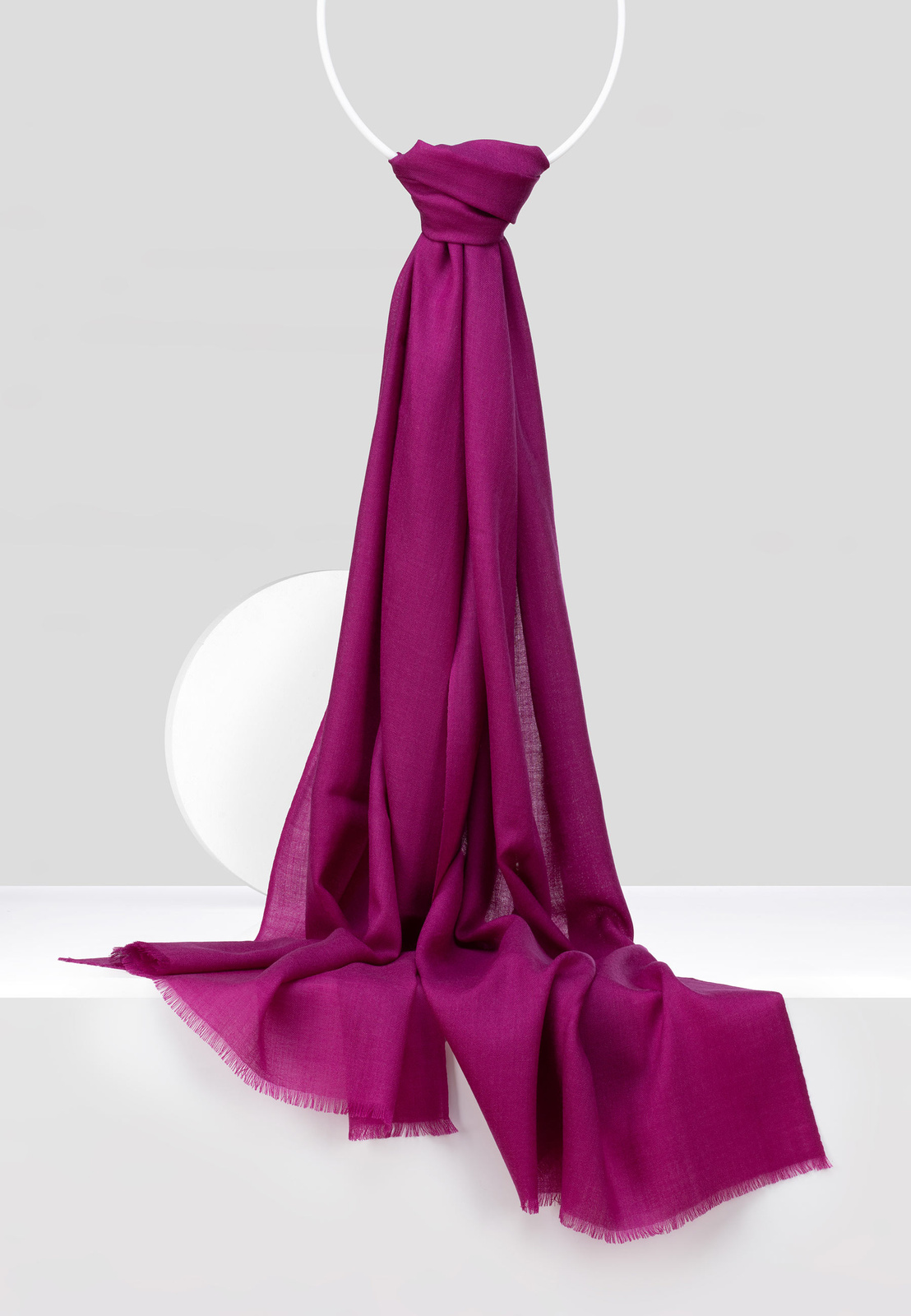 Cienki wełniany szal w kolorze fuksji