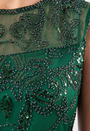 Zielona sukienka zdobiona cekinami