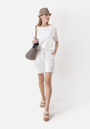 Białe dzianinowe szorty