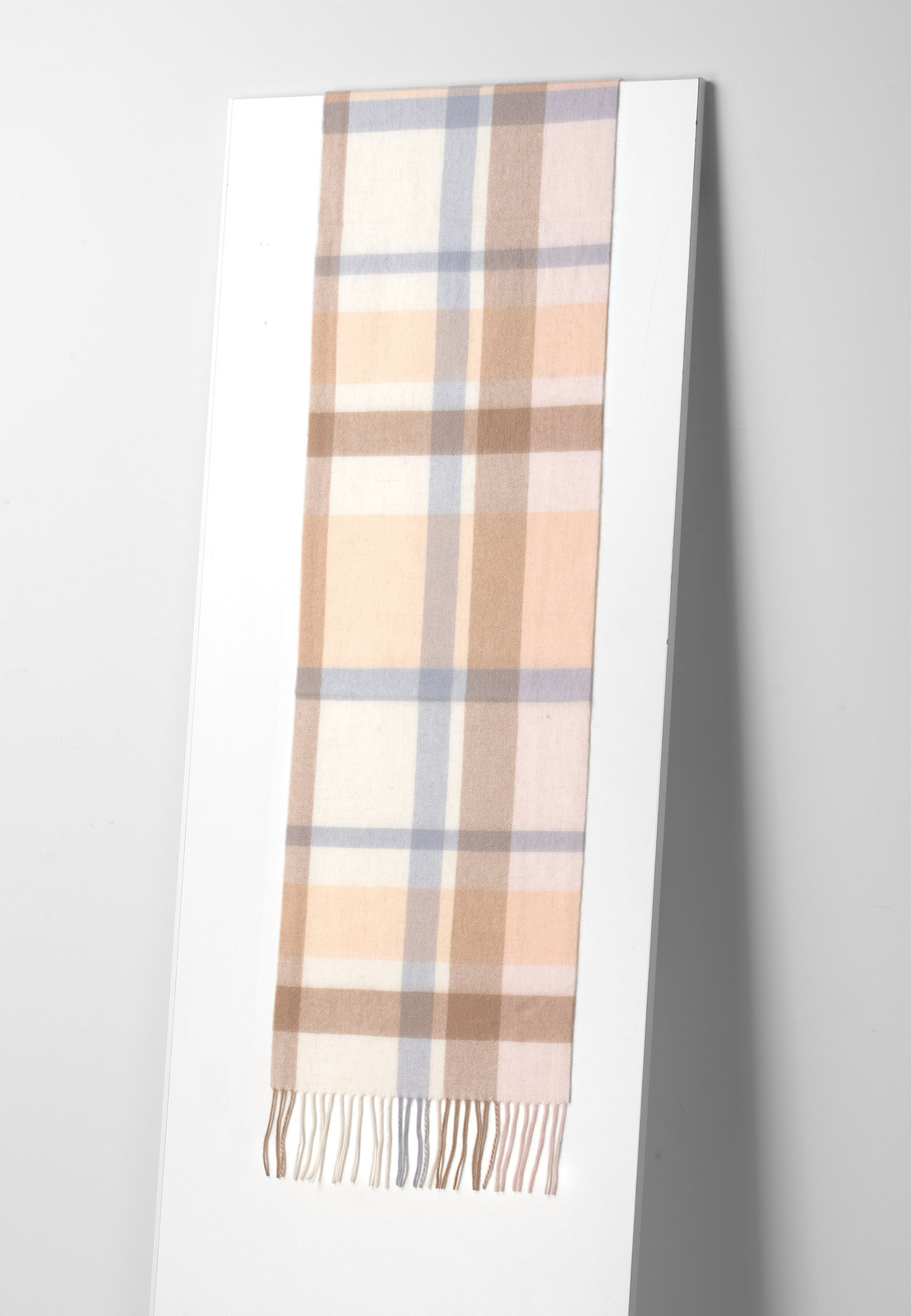 Wełniany szal w beżową kratę