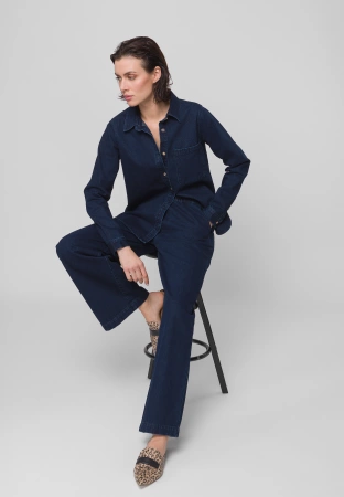 Granatowe jeansowe spodnie w gumkę z szeroką nogawką