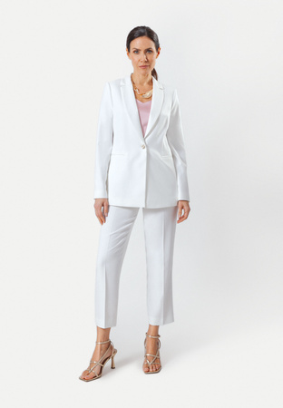 Biały żakiet ze złotym guzikiem