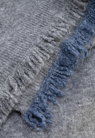 Szary szal z wełną