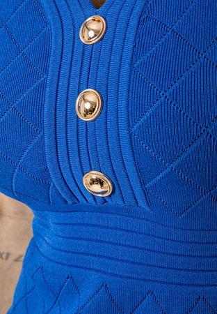 Kobaltowa sukienka ze złotymi guzikami i tłoczeniem w romby