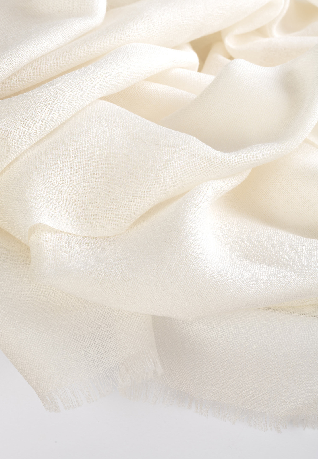 Cienki wełniany szal w kolorze ecru