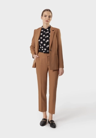 Karmelowy żakiet zapinany na jeden guzik