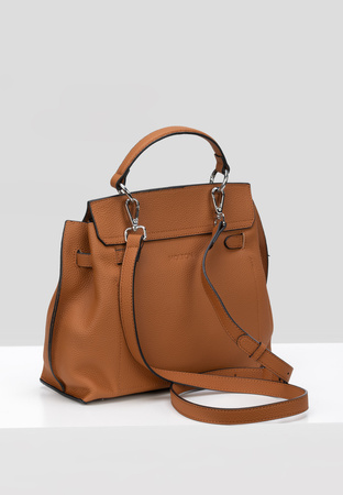 Camelowa torebka z oryginalnym zapięciem