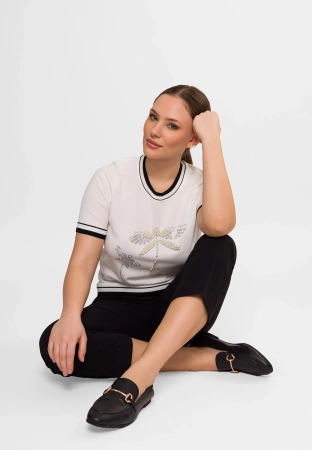 Dzianinowa ecru bluzka z aplikacją