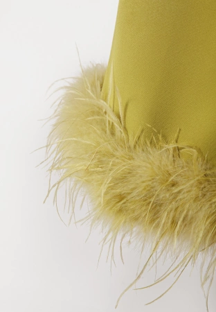 Zielona sukienka z piórami