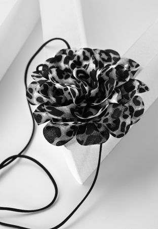 Choker w panterkowy wzór w odcieniach szarości na rzemyku