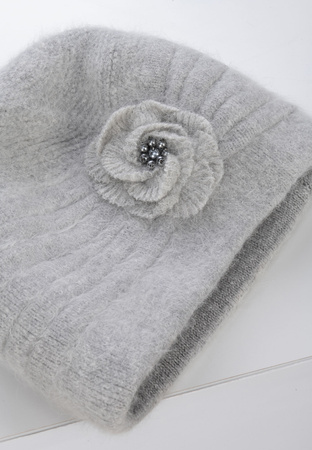Szara czapka z ozdobnym kwiatem