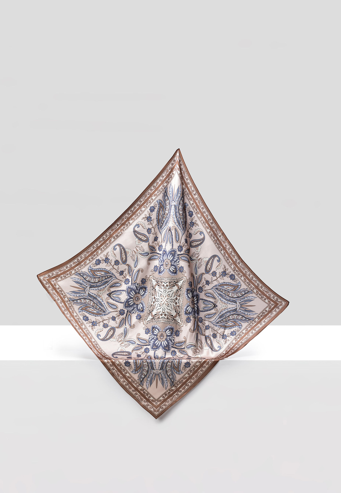 Jedwabna apaszka w odcieniach beżu i brązu