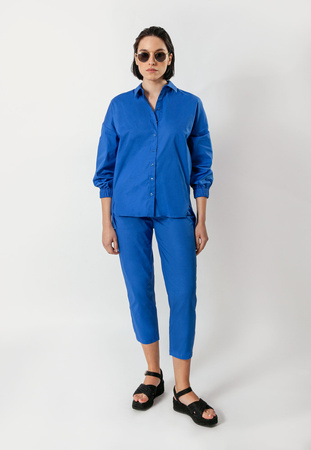 Niebieska popelinowa koszula z marszczeniem na plecach