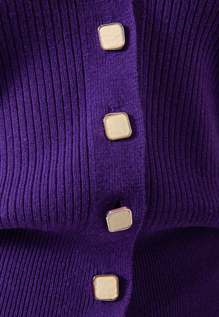 Fioletowy kardigan w serek z ozdobnymi guzikami
