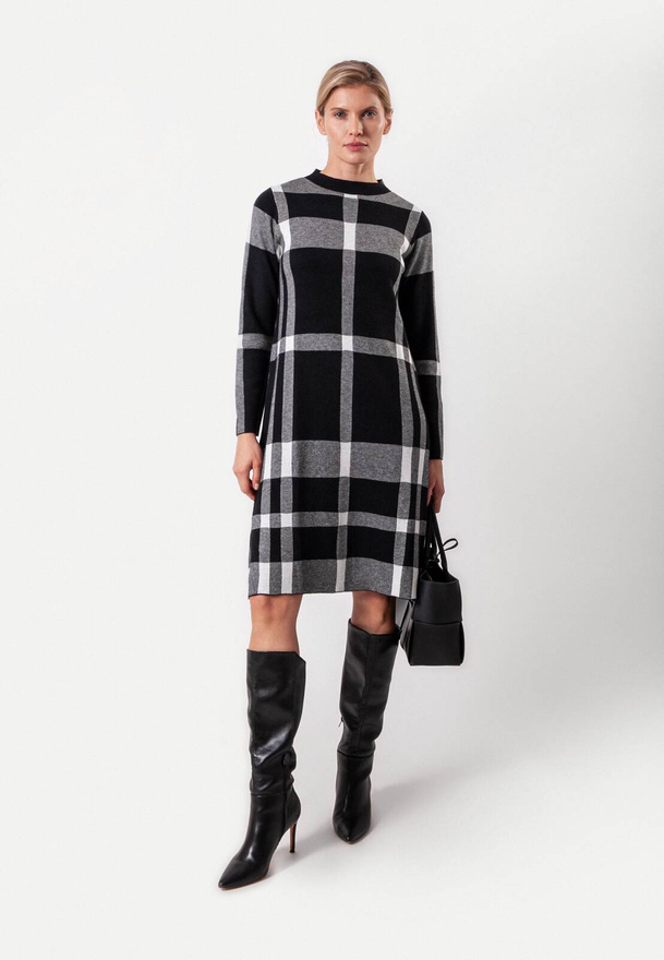 Czarna dzianinowa sukienka w kratę