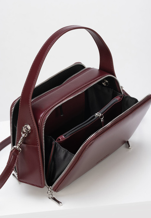 Bordowa torebka z błyszczącej skóry