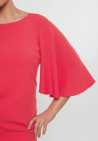 Koralowa sukienka z motylkowym rękawem