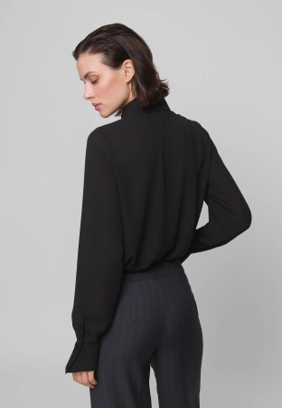 Czarna koszula z wycięciem przy dekolcie