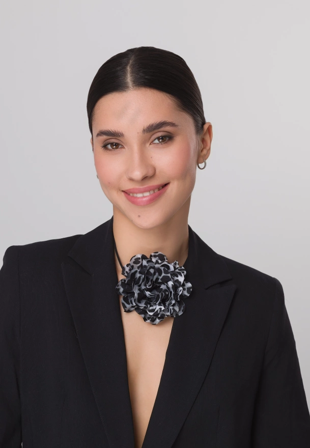 Choker w panterkowy wzór w odcieniach szarości na rzemyku