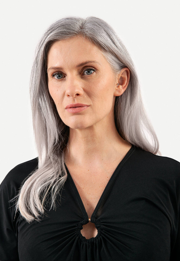 Długa luźna sukienka z ozdobnym kółkiem