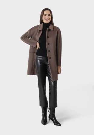 Brązowy wełniany płaszcz z kołnierzykiem