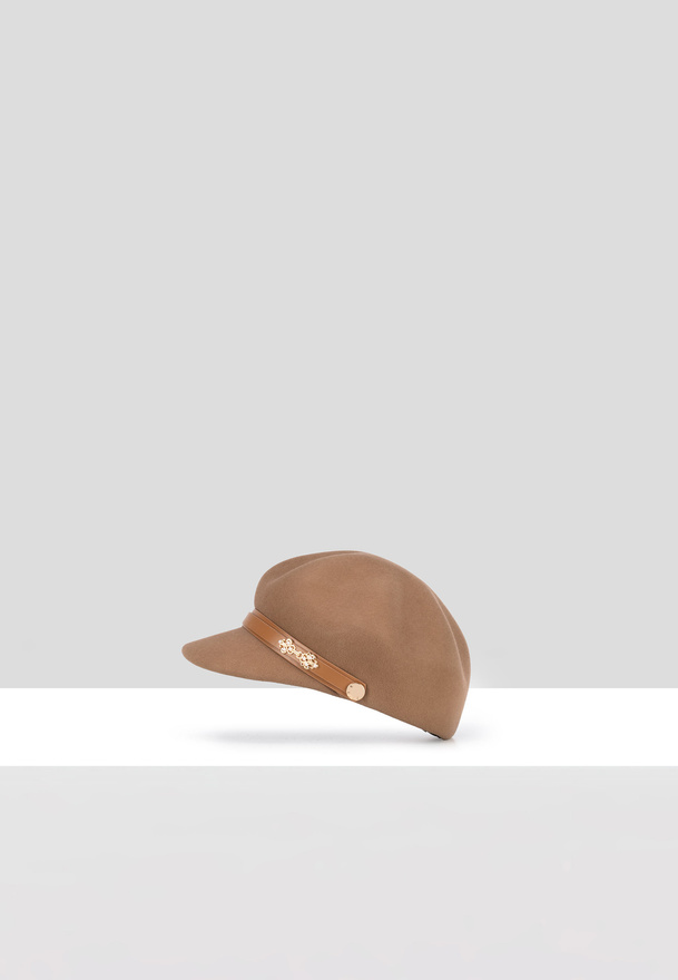 Wełniana brązowa czapka z ozdobnym paskiem