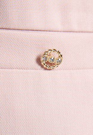 Różowa prosta sukienka z biżuteryjnymi guzikami