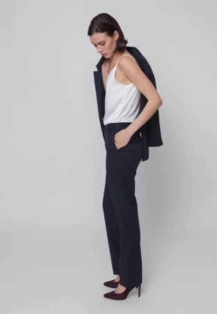 Granatowe spodnie w prążek z prostą nogawką