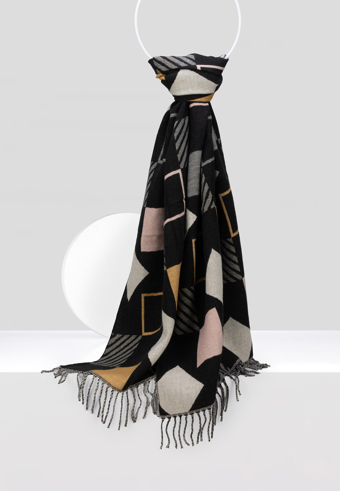 Czarny szal w kolorowe kwadraty