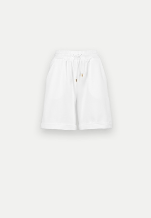 Białe dzianinowe szorty