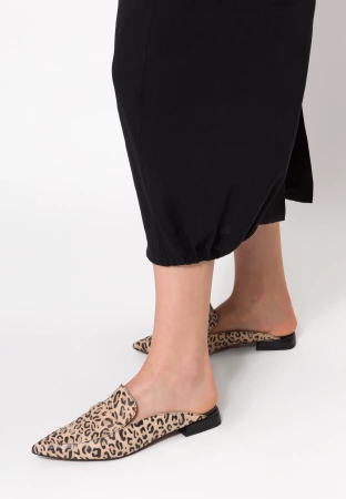 Klapki mule w panterkowy wzór