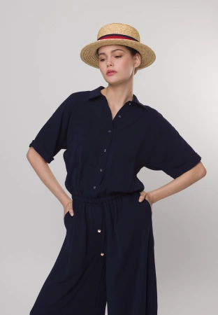 Kapelusz zdobiony czerwoną tasiemką