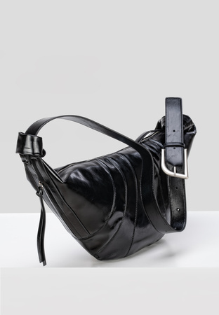 Czarna torebka nerka z miękkiej skóry