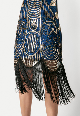 Niebieska sukienka z cekinami i frędzlami