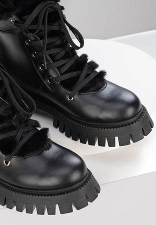 Czarne skórzane trapery z futerkiem