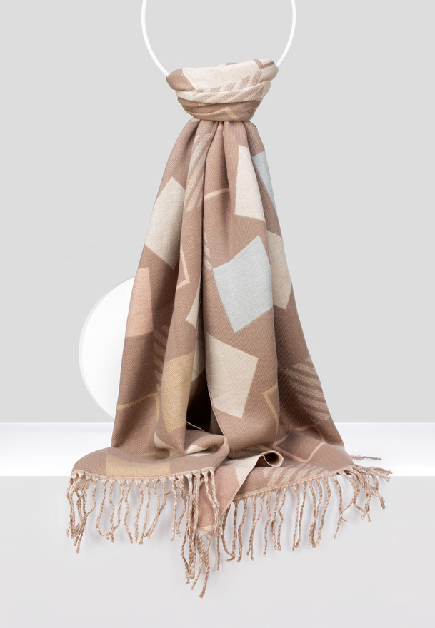 Brązowy szal w kolorowe kwadraty