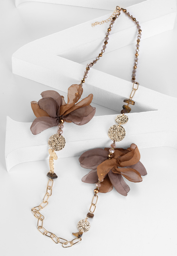 Długi naszyjnik z tiulowymi brązowymi kwiatami