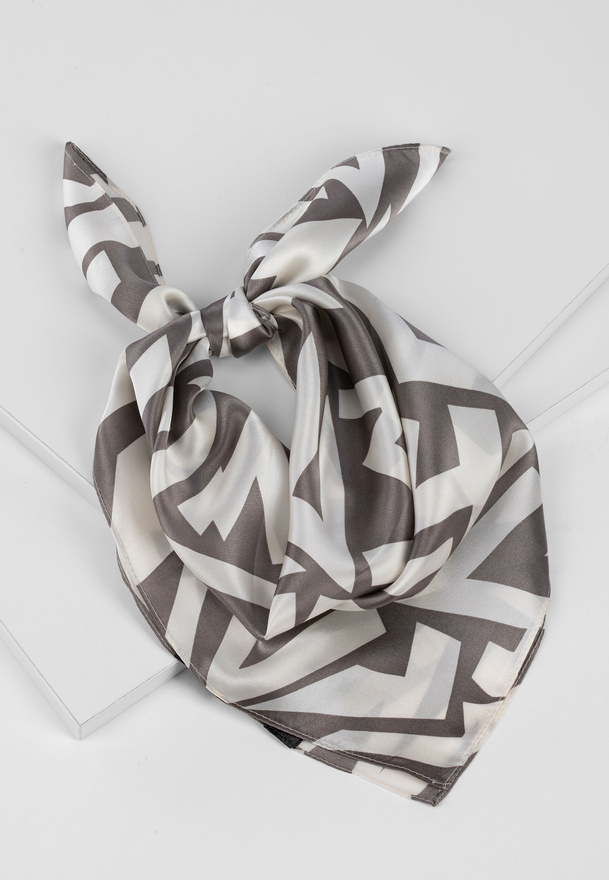 Jedwabna apaszka w geometryczne wzory