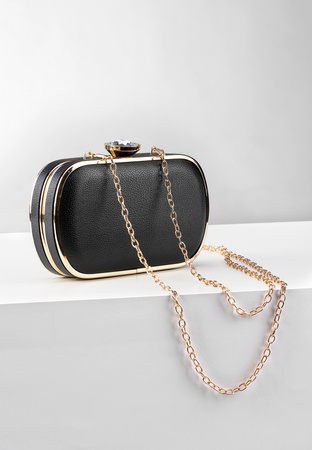 Czarna torebka w kształcie elipsy typu puzderko