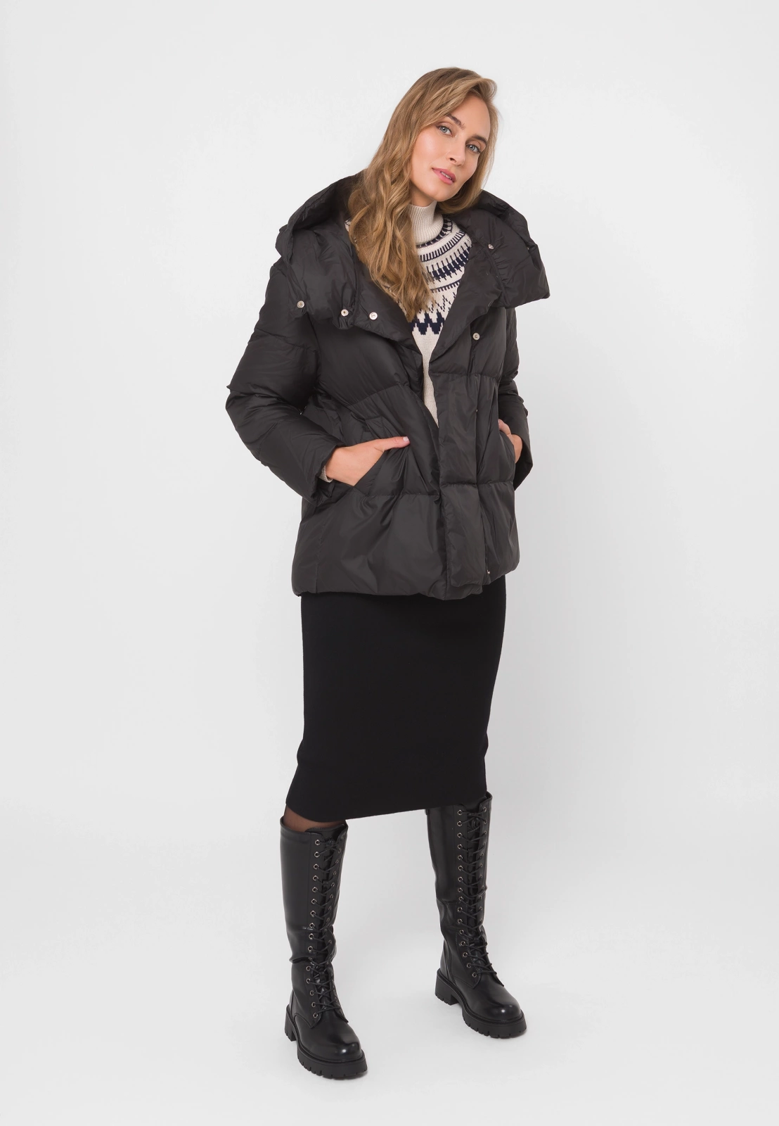 Czarna pikowana kurtka z kapturem
