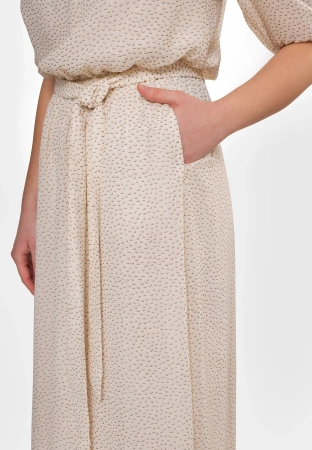 Długa sukienka wiązana w pasie