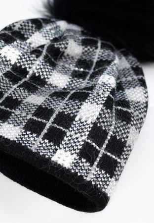 Czarno biała czapka w kratkę