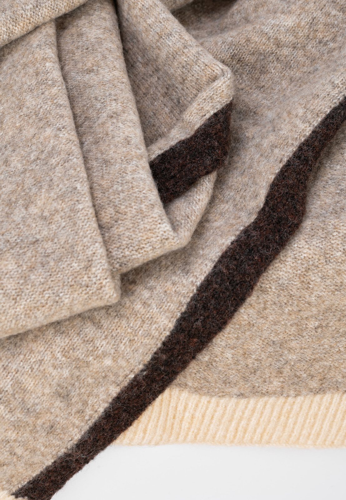 Jasnobrązowy szal z kontrastową lamówką