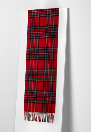 Wełniany szal w czerwoną kratę