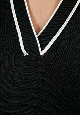 Czarna sportowa sukienka z kołnierzykiem polo